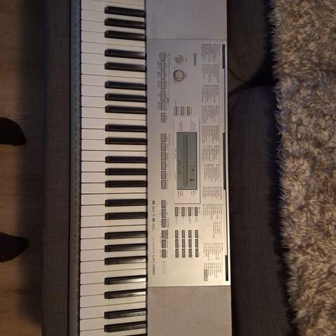 RESERVERT Casio Keyboard piano med mikrofon 400kr Må hentes