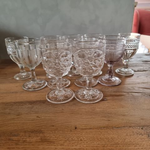 11 gamle/ vintage pressglass selges samlet til kupp pris!