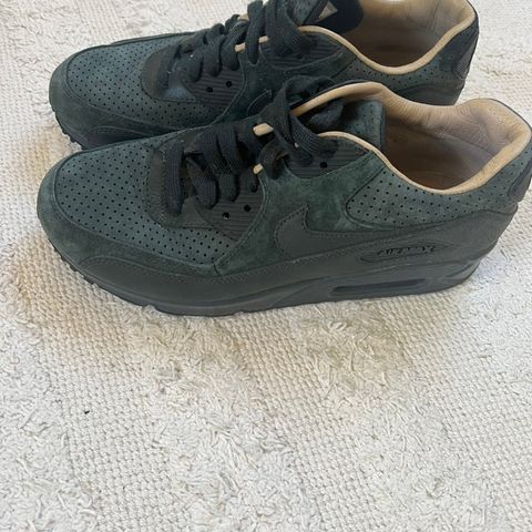 Kule Nike Air Max 90, flaskegrønt perforert semsket skinn, str 39. Nypris 1800,-