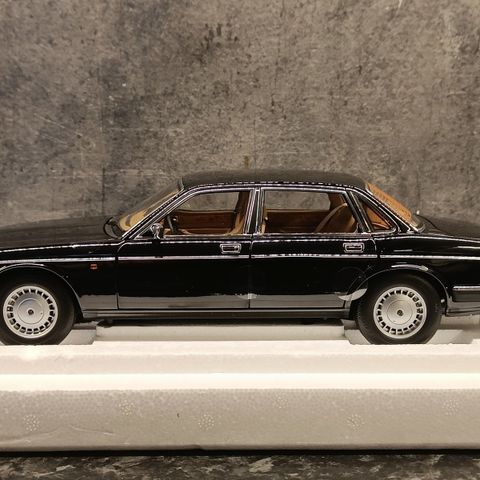 Jaguar-Daimler XJ6 XJ40 - 1986 modell - Ebony Black - Almost Real - Limited 1:18