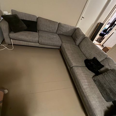Stor grå sofa gis bort