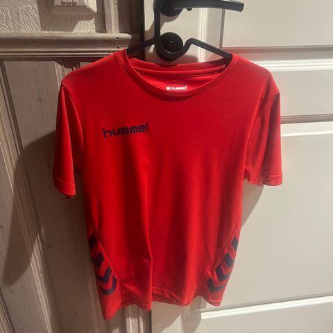 Hummel T-skjorte og shorts ( helt ny )