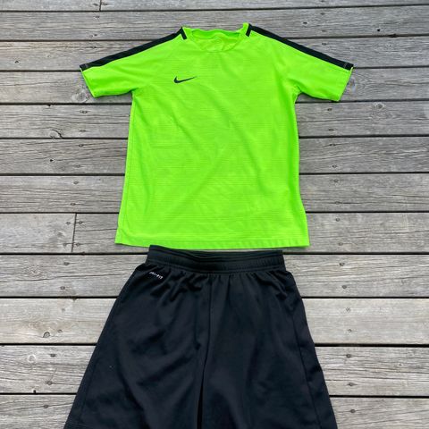 Nike t-shirt og shorts