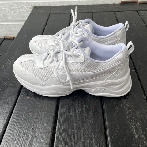 Puma Sneakers hvit. Str 39. Kun prøvd på