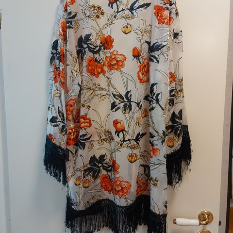 Nydelig kimono med fløyelsblomster