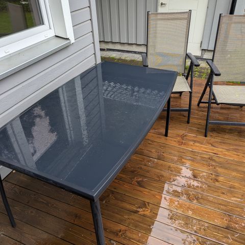 Terrassebord i glass og metall med stoler