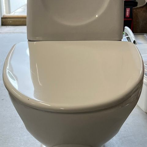 Villeroy & Boch wc med skjult P-lås og sete selges for 700,-kr