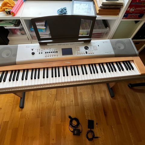 Yamaha DGX-630 Elektronisk piano