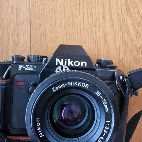 Nikon F-301 analogt speilreflekskamera med utstyr