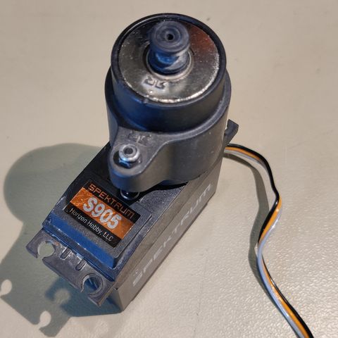 Spektrum 905 servo med servo-saver selges