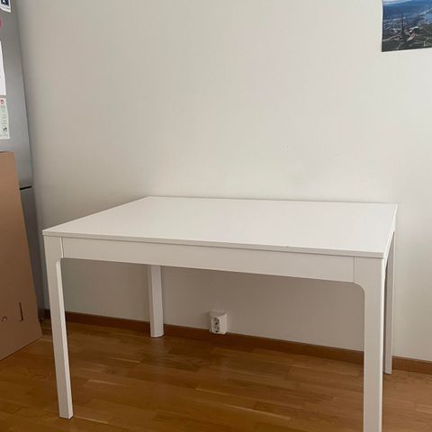 Uttrekkbart spisebord (120/180x80) fra IKEA