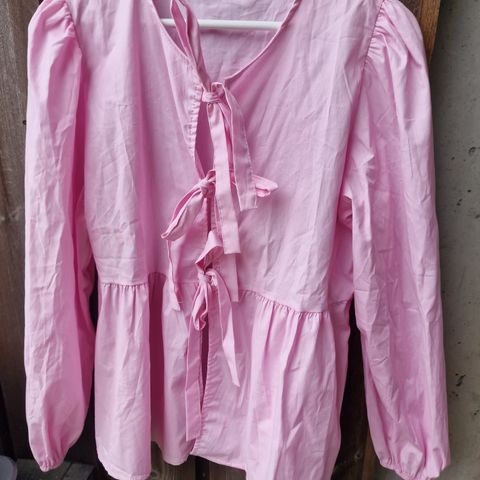 Rosa knyteskjorte