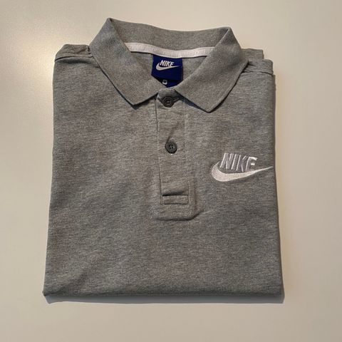 Lite brukt Nike polo t-skjorte i str. 8-10år.  200kr.