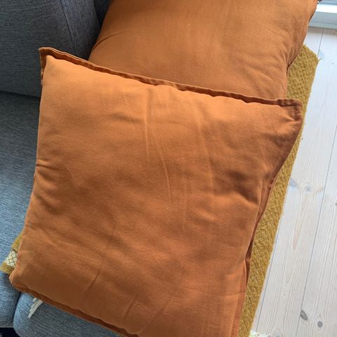 To rustfargede IKEA pynteputer med innerpute