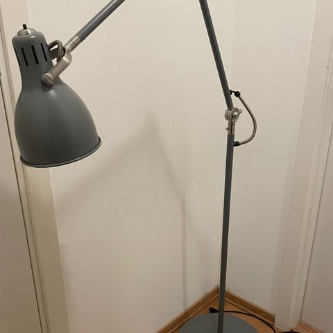 Årød lampe fra IKEA med perfekt arbeidslys