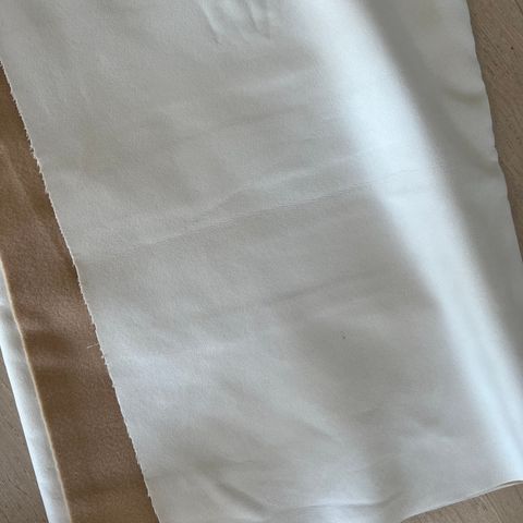 Kunstskinn hvit, flott kvalitet 110x77 cm  hvit matt skinn