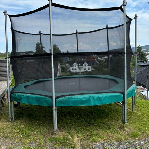 Pent brukt Berg trampoline Ø 330 cm