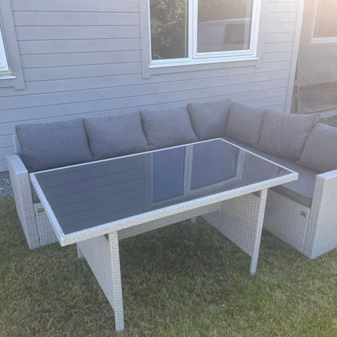 Hagemøbler i Rotting - Hjørnesofa med Glassbord! *reservert*