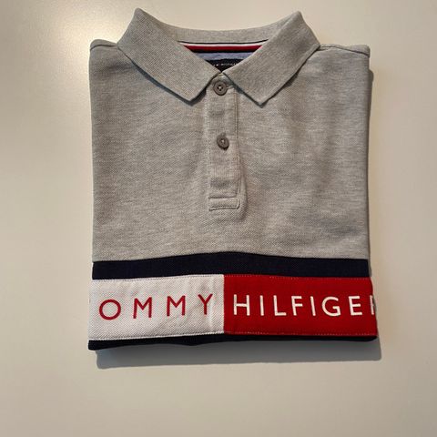 Lite brukt Tommy Hilfiger i str. 10-12år.  300kr.