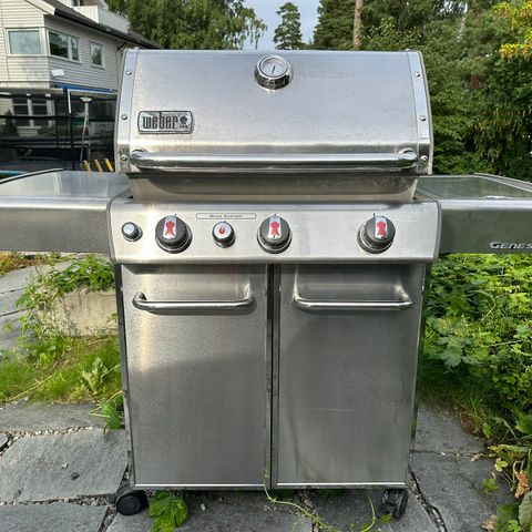 Weber Genesis 330 GBS med trekk, Sear Station og 3 brennere