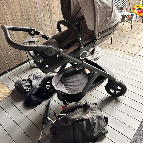 Stokke Trailz barnevogn. Liggedel, Sittedel, Myggnetting, Regntrekk, Stelleveske