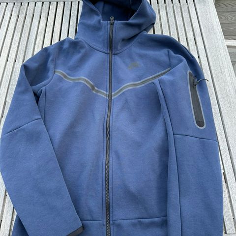 Nike tech fleece jakke i S. Svært lite brukt, ingen skader!