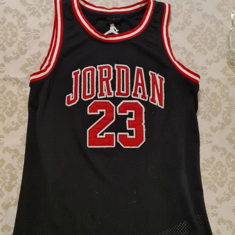 Jordan 23 trøye 12- 13 år