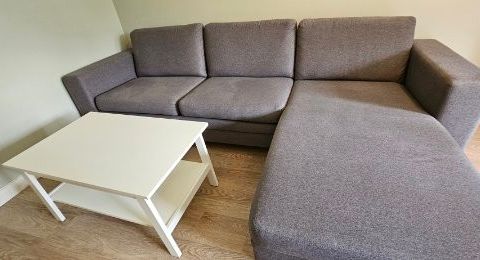 Nyrenset pen grå sofa med sjeselong