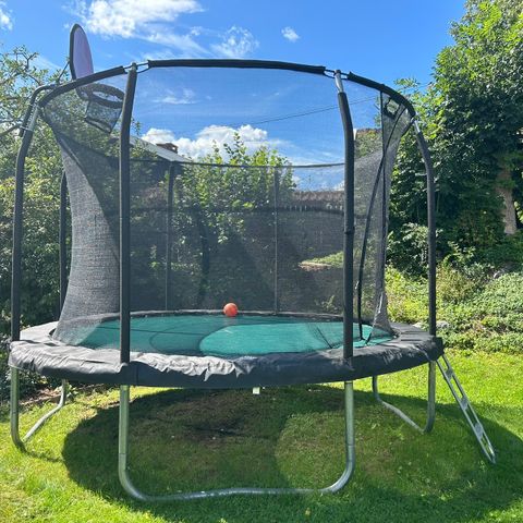 Velholdt rund trampoline fra Jump King - 3.7 m. Med basketballkurv!