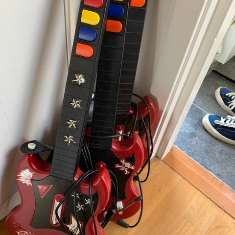 1 stk Gitar til PlayStation 2 og spill