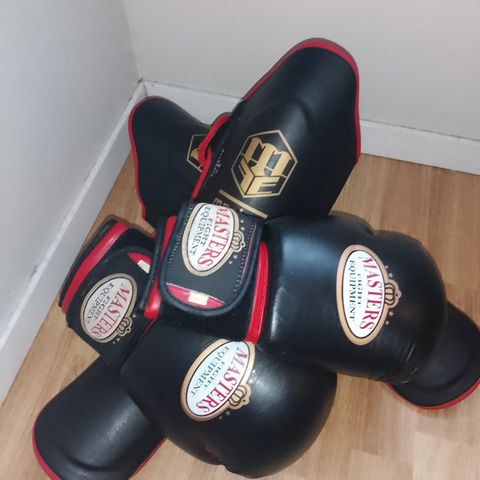 Boxing gloves size 12 and thin guard