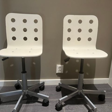 To IKEA skrivebordstoler barn gis bort