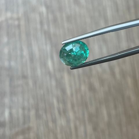 Grønn emerald edelsten/gemstone/juveler/smaragd