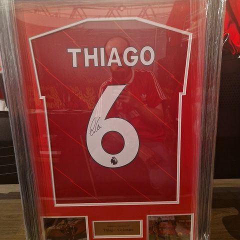 Thiago signert og innrammet Liverpool drakt