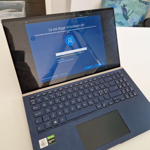 ASUS Zenbook 15 UX534FTC Proff Laptop med Skjerm i Touch-pad'en