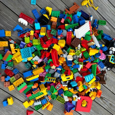 Stor kasse med Lego Duplo. Traktor, dyr, biler, fly. Inkl kassen om ønskelig.