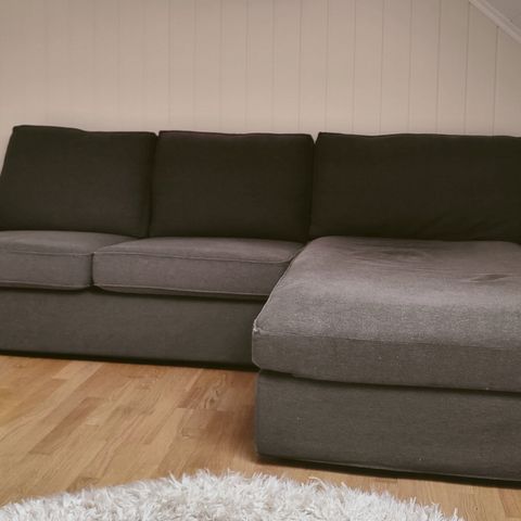 Sjeselong sofa med oppbevaring puff