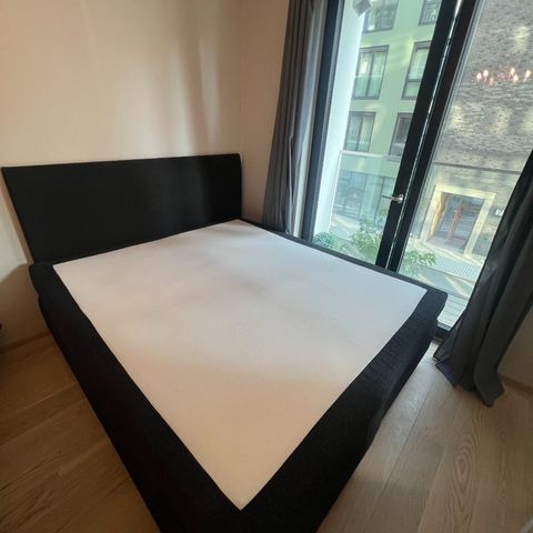 Komfortabel 180x200 Seng med Overmadrass og Gavl - Kun 7000kr