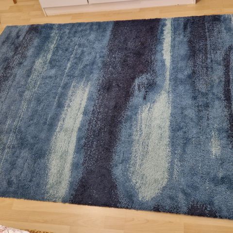 Blått teppe IKEA