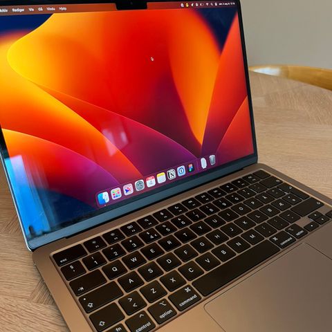 MacBook Air M2 (1TB lagring, 24GB RAM, 10-kjerners GPU, 70W lader)