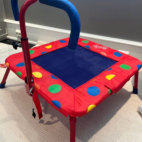 Mini trampoline til små barn - innebruk