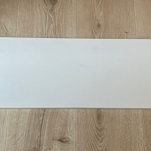 Hvit Ikea Ekby Hemnes hylleplate med knekter