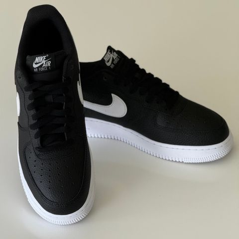 NIKE AIR FORCE 1 `07