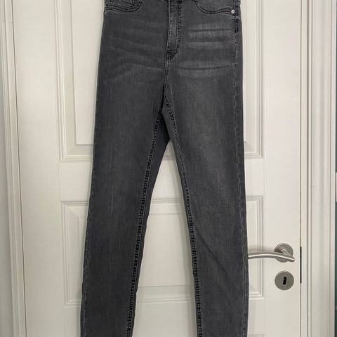 Jeans fra Gina (str M)