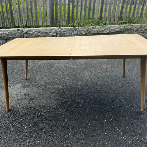 Spisebord 200*100cm med 2 ileggsplater