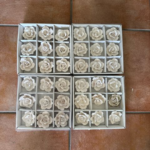 Hvite glassroser - 4 esker med 9 roser i hver eske