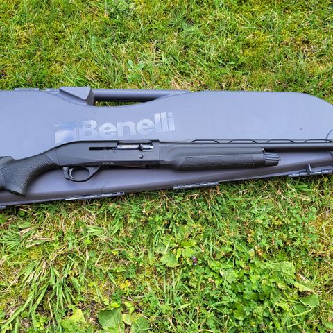 Benelli M2  Black med Comfortech, høyre, halvautomat hagle cal. 20.