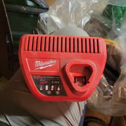 Milwaukee 12 volt batteri lader