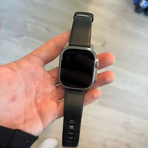 Apple Watch Ultra med Nomad reim