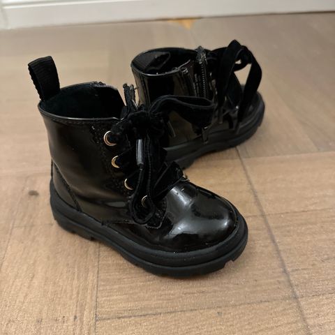 Super cute boots size 20-21